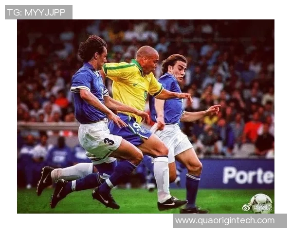 模仿足球球星经典飞铲动作的球员是谁 他是否能复制传奇瞬间